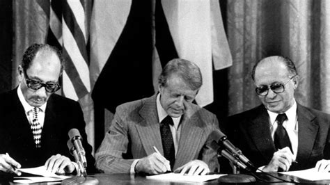 De Vrede van Camp David; Een Bizar Toevoegsel aan de Arabisch-Israëlische Conflict en een Triomfantelijke Overwinning voor Sadat's Diplomatie