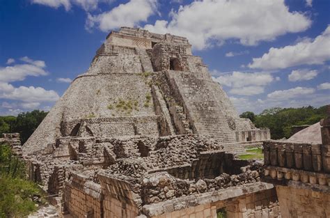 De Opstand van de Maya's in Uxmal: Een Religieuze Oorsprong en Politieke Consequenties